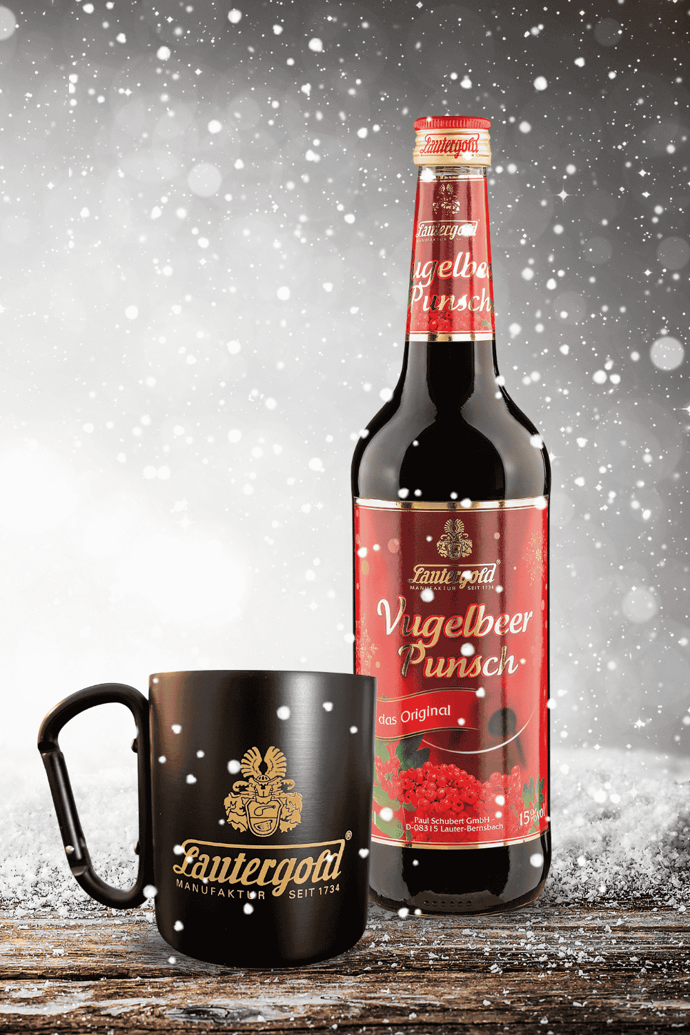 Punsch mit Tasse im Schnee