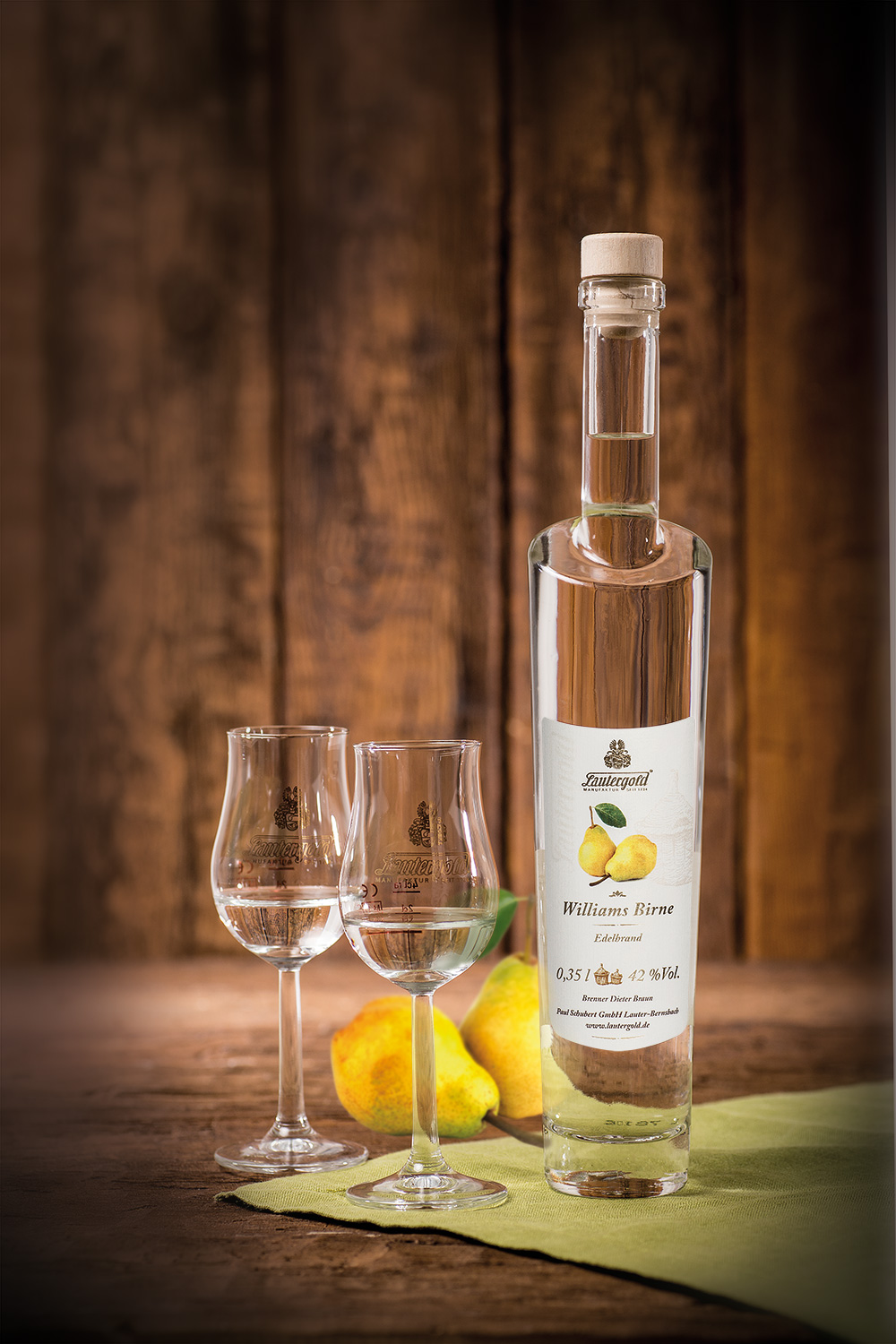 Williams Birne 42% vol. Williams Birne mit Glas