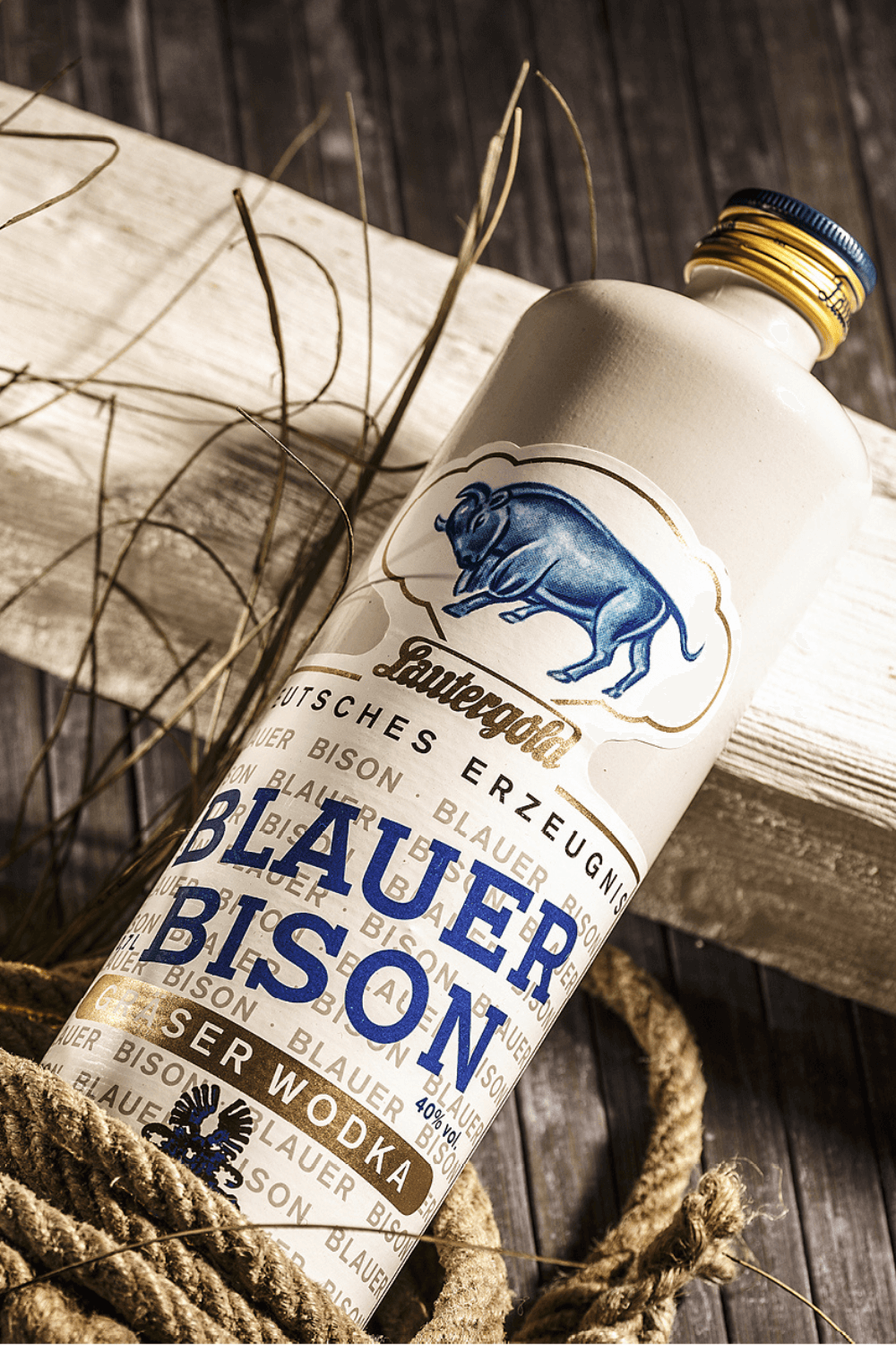 Blauer Bison Gräserwodka 40% vol. Blauer Bison liegend