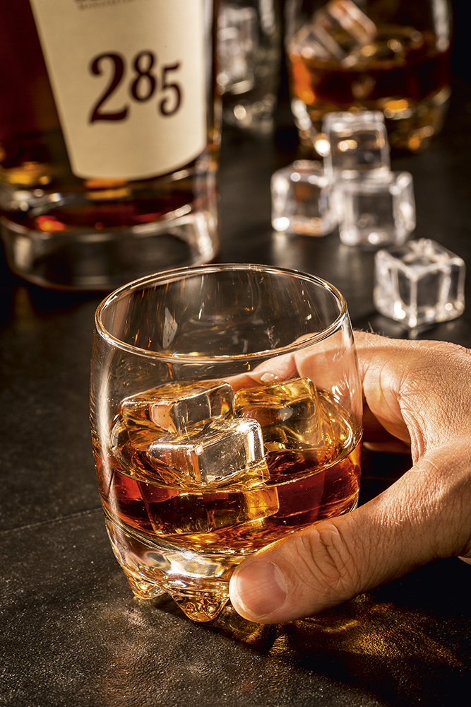 285 Single Malt Whisky Jubiläumsedition Whisky 285 Fokus auf Glas