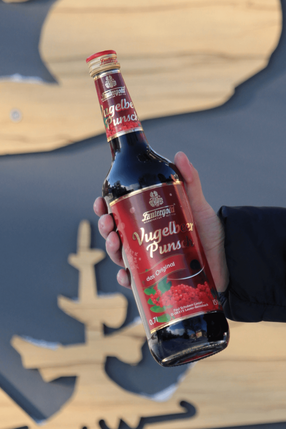 Aktionskiste 6 Flaschen Lauterer Vugelbeerpunsch 15% vol. mit Mütze Punsch in Hand