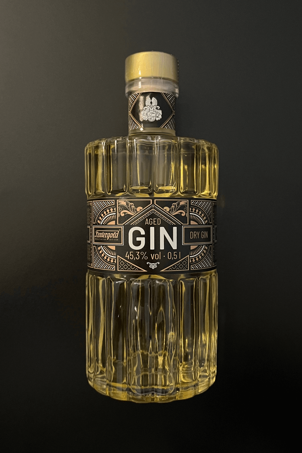 Aged Gin 0,5l 45,3% vol. Aged Gin liegend