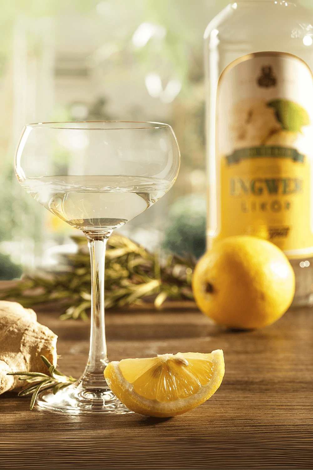 Ingwer - Likör 32% vol. Glas mit Zitrone und Ingwer
