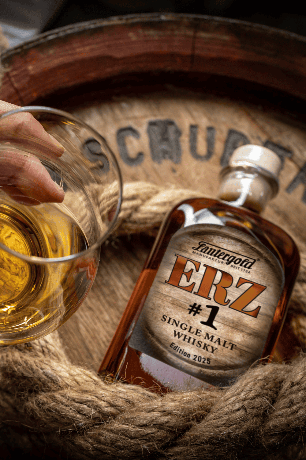 ERZ#1 Whisky Ed. 2025 43% vol. Whisky mit Glas in Hand